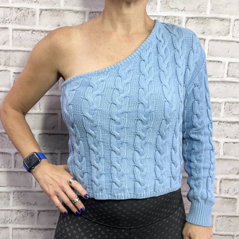 💙Like New |•JOHN + JENN•| Blue Cable Knit Single Sleeve Sweater Size Medium